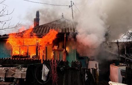 Momente grele pentru o familie din Stânca după ce locuința le-a fost cuprinsă de flăcări - FOTO