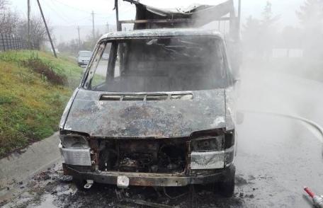 Autoutilitară încărcată cu fier vechi mistuită de flăcări - FOTO