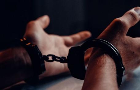 Reținut pentru conducere sub influența băuturilor alcoolice, fără permis și părăsirea locului accidentului