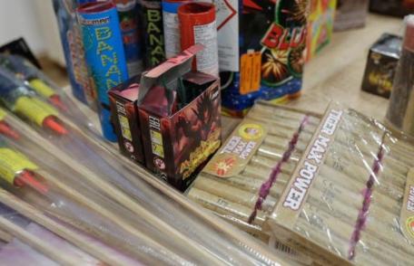 Articole pirotehnice ridicate de polițiști la Ștefănești și Cordăreni