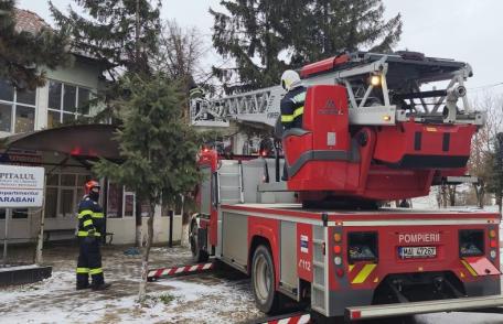 Intervenție a pompierilor după ce un copac a căzut pe acoperișul spitalului din Darabani