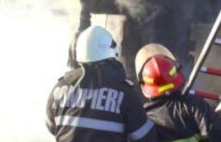 Două incendii izbucnite în Botoșani și Ungureni în ultimele ore. Un bărbat a ajuns la spital cu arsuri