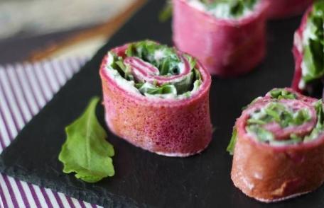 Rulouri de clătite cu sfeclă roșie, umplute cu ricotta și rucola