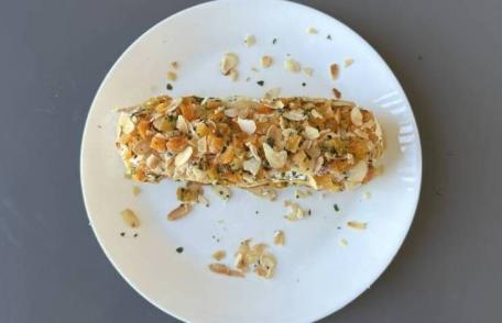 Salam cu cremă de brânză, caise și migdale