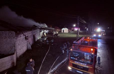 Incendiu de proporții în județul Botoșani: Depozit, service auto și vopsitorie cuprinse de flăcări