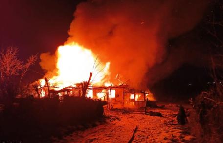 Familie din Havârna rămasă pe drumuri după ce un incendiu puternic le-a cuprins locuința