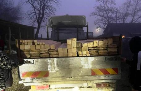 Transport ilegal de lemn descoperit de polițiști pe o stradă din Dorohoi