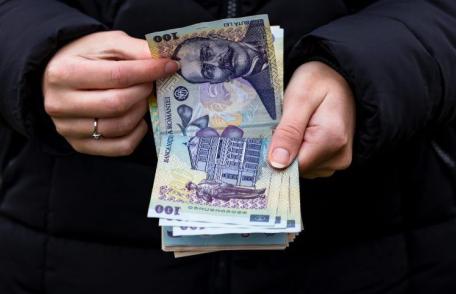 Bani pentru profesori: Până când vor putea cheltui cei 1.500 de lei. Nu au dreptul să cumpere orice cu ei