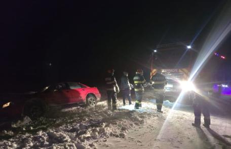 Șapte adulți și trei copii au avut nevoie de sprijinul pompierilor după ce au rămas înzăpeziți cu mașinile