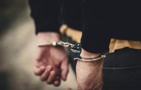 Doi tineri arestați la domiciliu după ce au intrat prin efracție și au furat dintr-o locuință