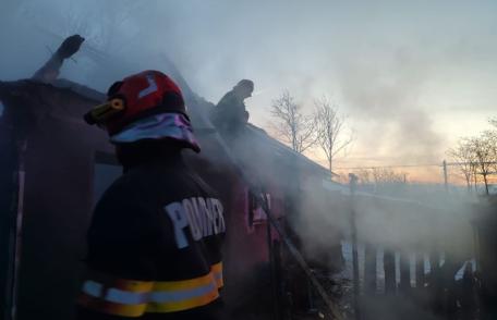 Bărbat ajuns la spital cu arsuri după ce anexa în care locuia a fost cuprinsă de flăcări