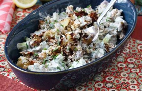 Salată crocantă de castraveți și cartofi