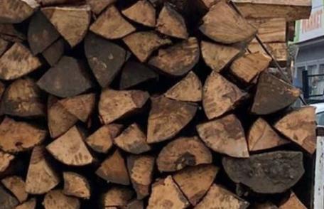 Material lemnos confiscat de polițiști pe bulevardul Victoriei din Dorohoi