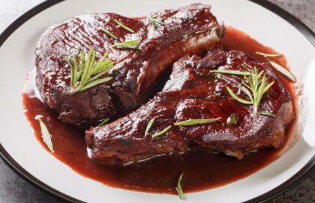 Friptură de porc cu sos de vin roșu