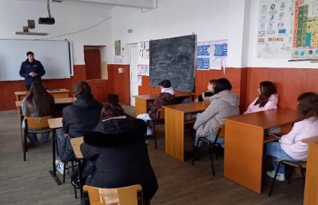 Jandarmii botoșăneni au reluat activitățile preventive la școli după încheierea vacanței de iarnă