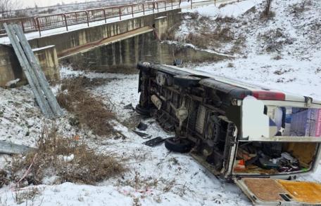 Accident! Autoutilitară răsturnată în afara părți carosabile la Frumușica