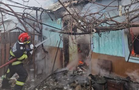 Casă din Carasa distrusă într-un incendiu izbucnit din cauza aprinderii focului cu lichide inflamabile