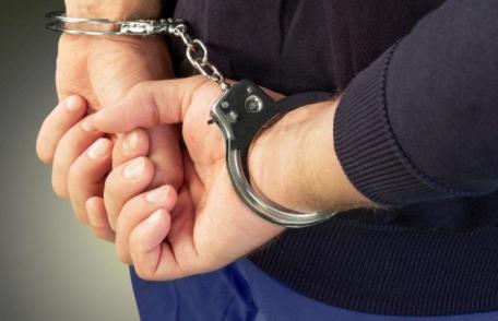 Reținut pentru 24 de ore după ce a tâlhărit și bătut un bărbat chiar în propria locuință