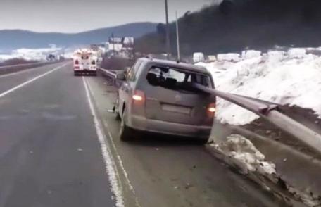 Un șofer a scăpat cu viață după ce o bară metalică i-a străpuns mașina și a ieșit prin lunetă