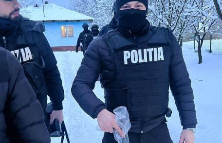 Percheziții ale polițiștilor botoșăneni: armă de calibru 9 mm ridicată dintr-o casă din Cristinești