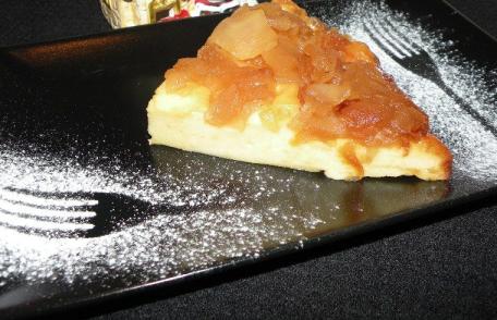 Prăjitură cu mere caramelizate și brânză de vaci