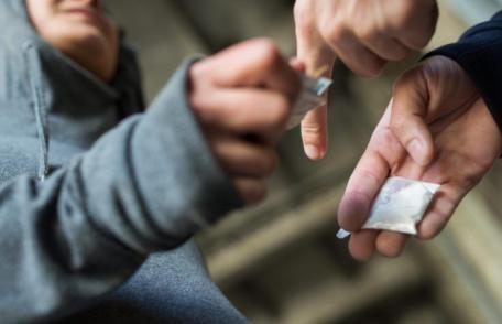 Botoșănean condamnat la 4 ani și 8 luni de închisoare pentru trafic de droguri de mare risc