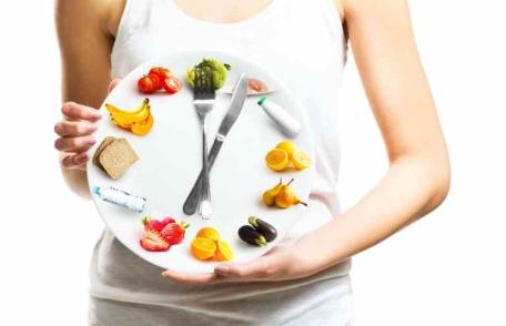 Avantajele postului intermitent, dar și efectele mai puțin discutate