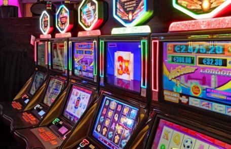 Restricții noi pentru sălile și site-urile de jocuri de noroc. Lege votată în Senat