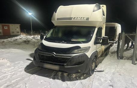 Caroserie parţială a unui microbuz furată din Germania, descoperită la PTF Racovăţ