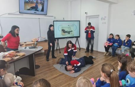 Lecție de viață și curaj – „S.O.S.- Echipa de salvare”, atelier practic desfășurat la Gimnaziul „Mihail Kogălniceanu” în Săptămâna Școala Altfel