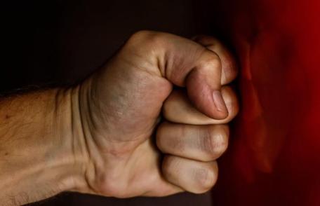 Tineri reținuți după ce au agresat fizic o femeie de 39 de ani din Botoșani și au tulburat ordinea publică