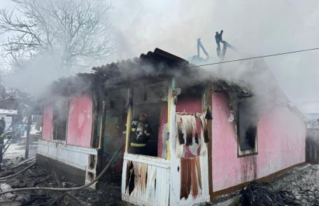 Casă cuprinsă de flăcări din cauza unui coș de fum neizolat termic