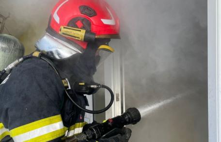 Casă cuprinsă de un incendiu salvată de pompieri