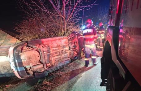 Accident la Curtești! O mașină s-a răsturnat pe o parte în afara părții carosabile