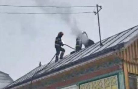 Două case în pericol din cauza incendiilor izbucnite în jurul coșurilor de fum