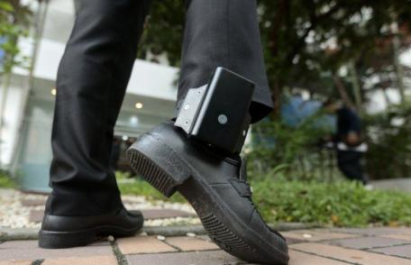 Reținut pentru refuzul de a purta brățara de monitorizare electronică