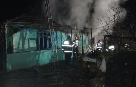Bărbat ajuns la spital cu atac de panică după ce locuința i-a fost cuprinsă de flăcări
