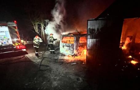 Incendiu violent în comuna Cristinești! Un garaj, în care se afla și o mașină, a fost cuprins de flăcări
