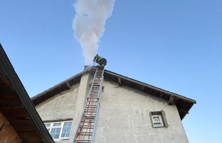 Casa unei familii din Săveni a fost în pericol după ce funinginea din coșul de fum a luat foc