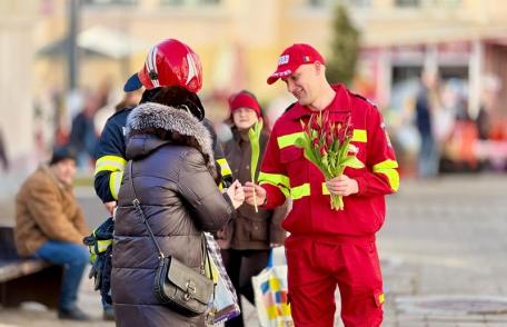 Pompierii botoșăneni au adus zâmbete și flori cu ocazia Zilei Internaționale a Femeii