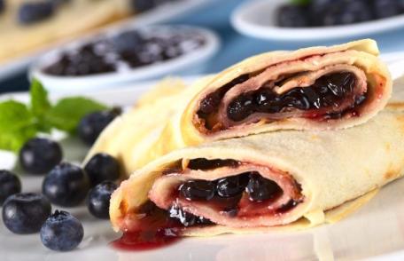 Clătite de post umplute cu dulceață de afine