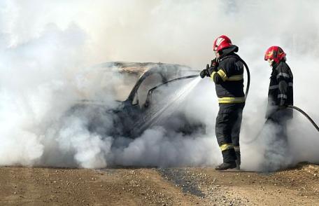 Mașină distrusă de foc pe o stradă din Botoșani - FOTO