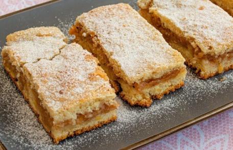 Prăjitură cu mere turnată