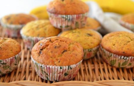 Brioșe cu banane și ciocolată