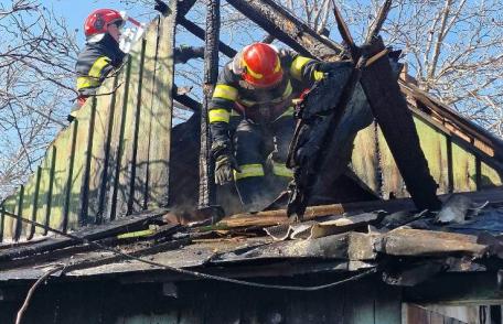 Anexă distrusă de flăcări la Străteni