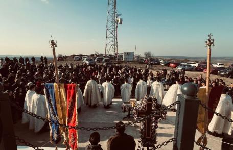 Sub Crucea de pe Măgura Ibăneştiului: preoți și credincioși uniți în rugăciune – FOTO