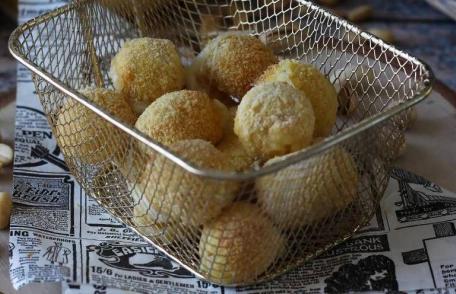 Biluțe de mozzarella în friteuza cu aer