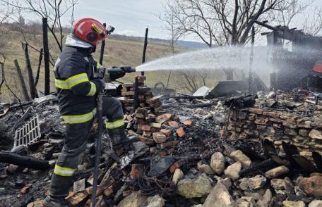 Anexă cuprinsă de flăcări din cauza unui scurtcircuit