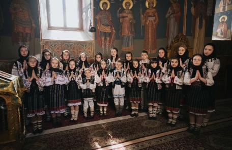 Lorena Dupu lansează o interpretare emoționantă a rugăciunii „Tatăl nostru” alături de Grupul „Cununița”