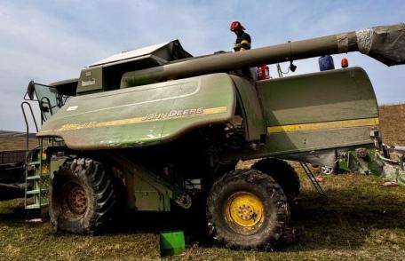 O combină a luat foc în timp ce treiera porumb pe un câmp din Lișmănița, Darabani